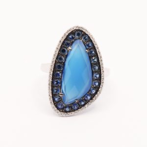 Bague saphir diamants centre agate bleue forme galet