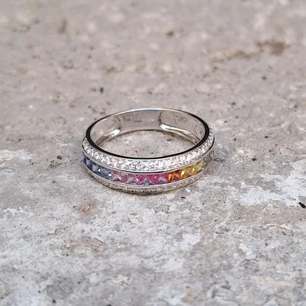 Bague demi alliance saphirs multicolores et diamants