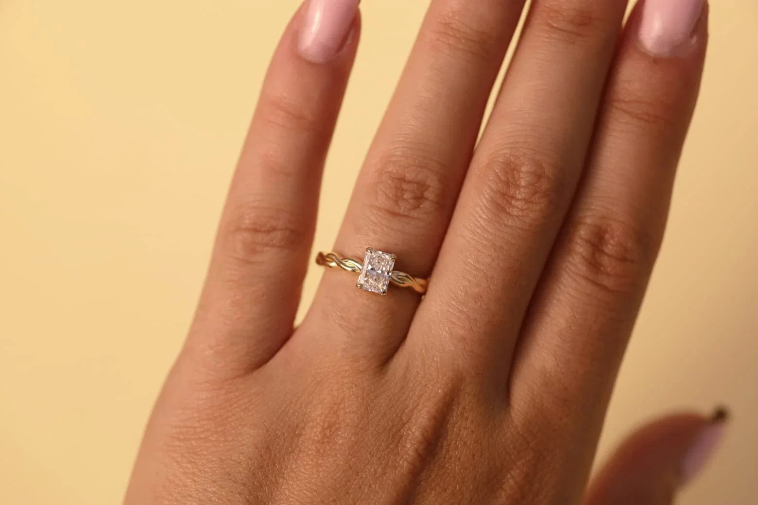 Bague de fiançailles tressée diamants et or