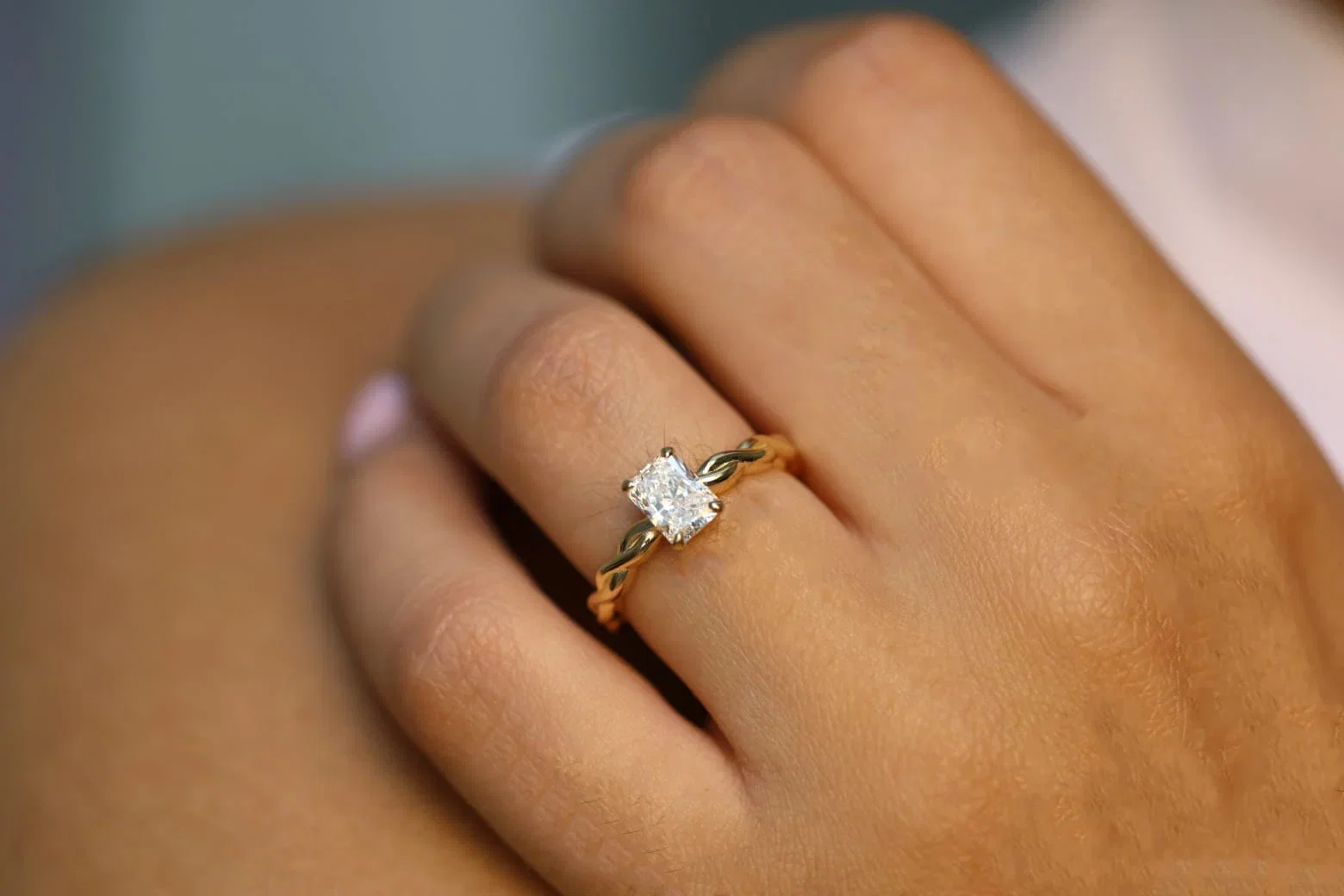 Bague de fiançailles tressée diamants et or