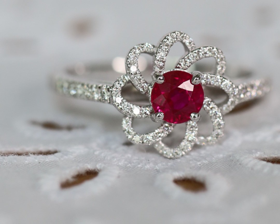 Bague fleur rubis entourage vintage